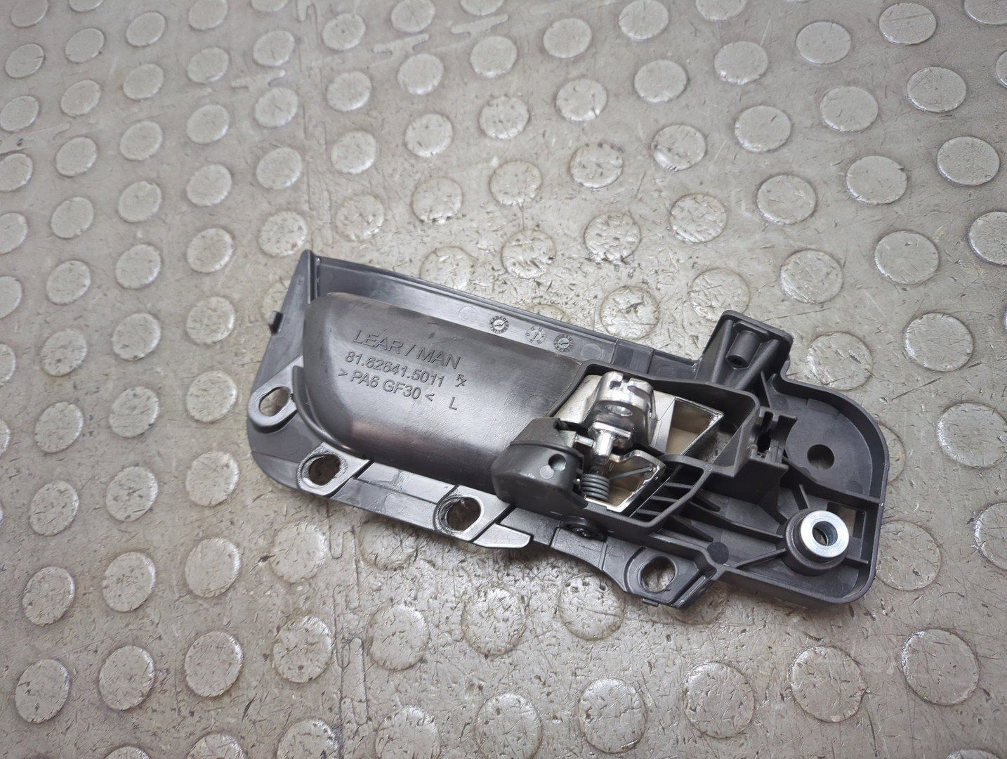 Ручка двери передней внутренняя левая