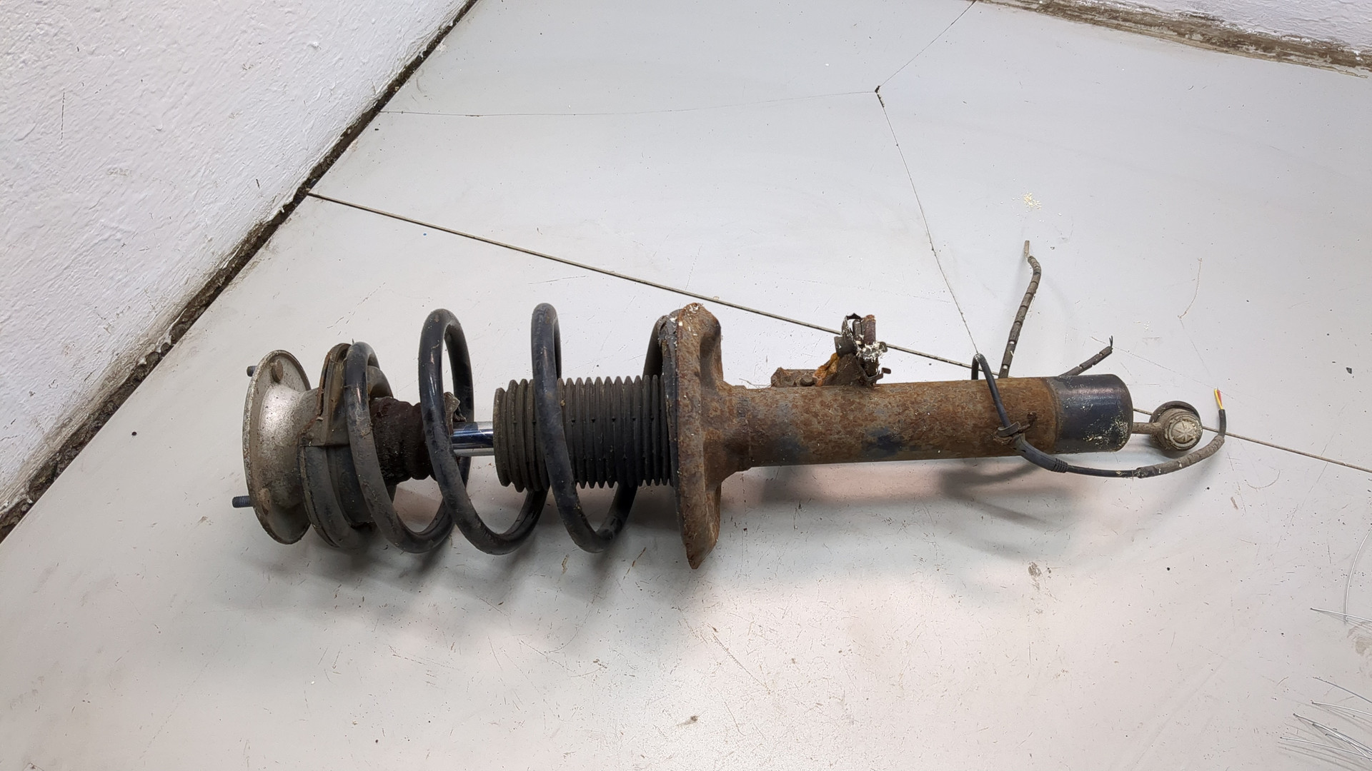 Амортизатор передний правый