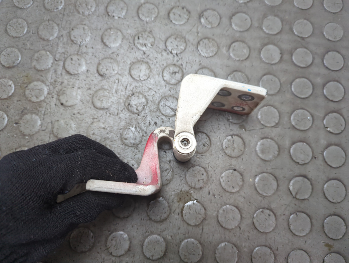 Петля двери