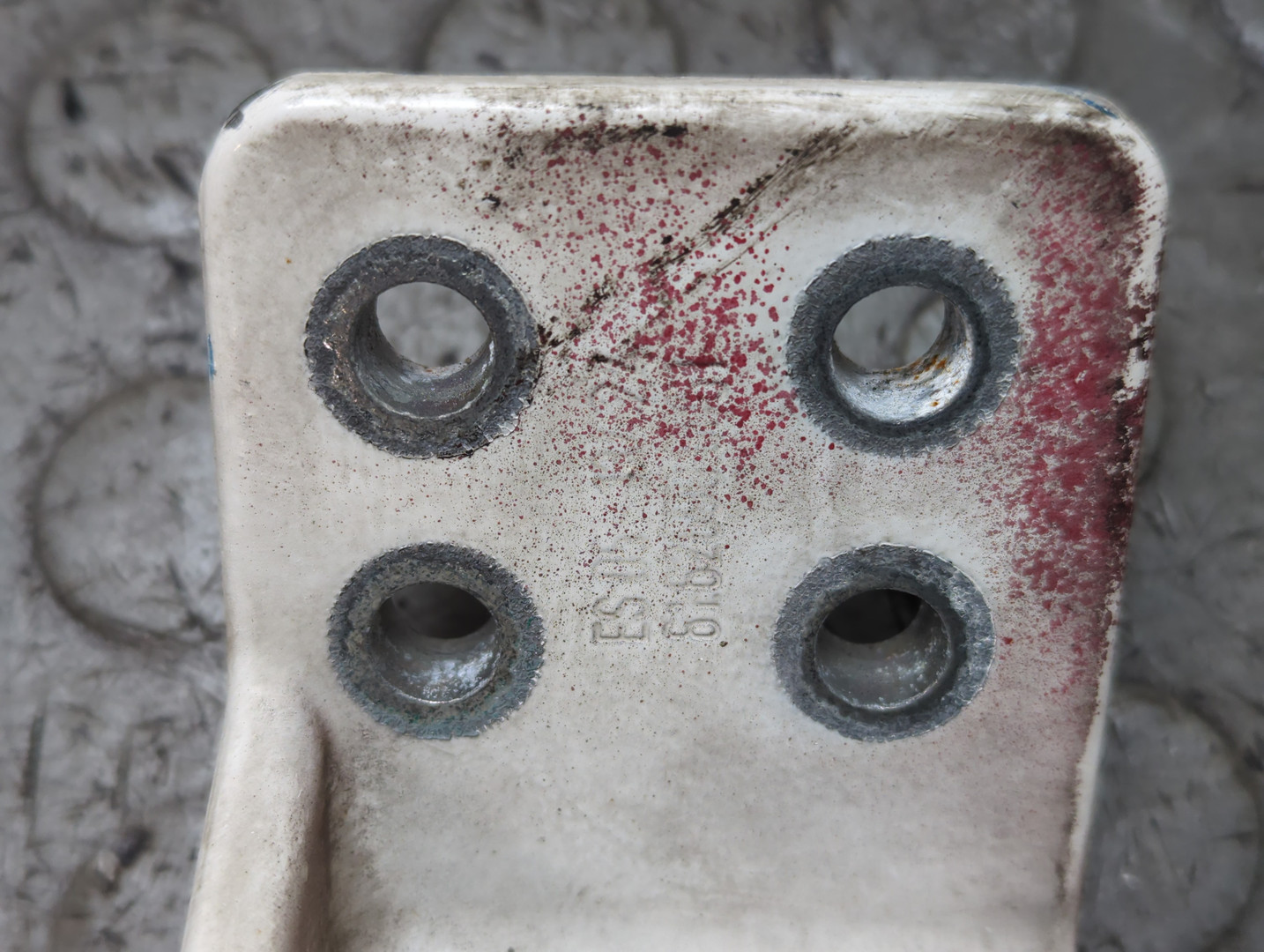 Петля двери