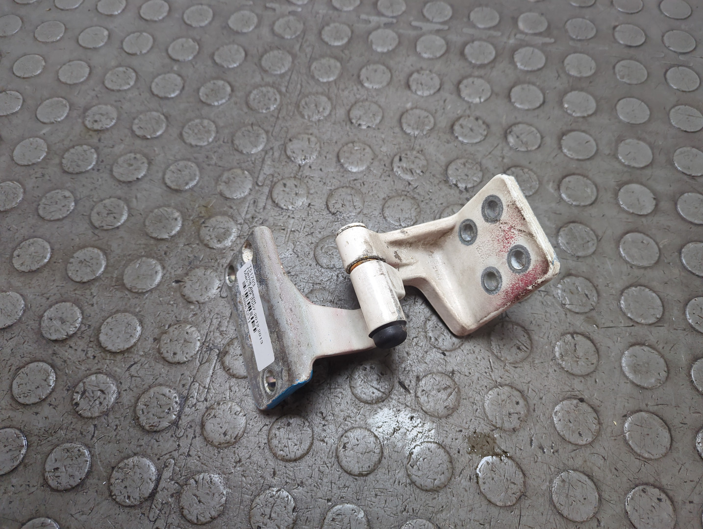 Петля двери