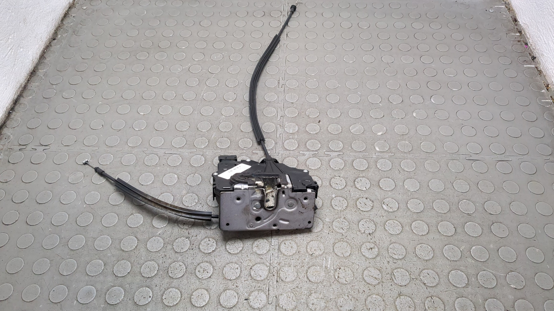 Замок двери передней левой