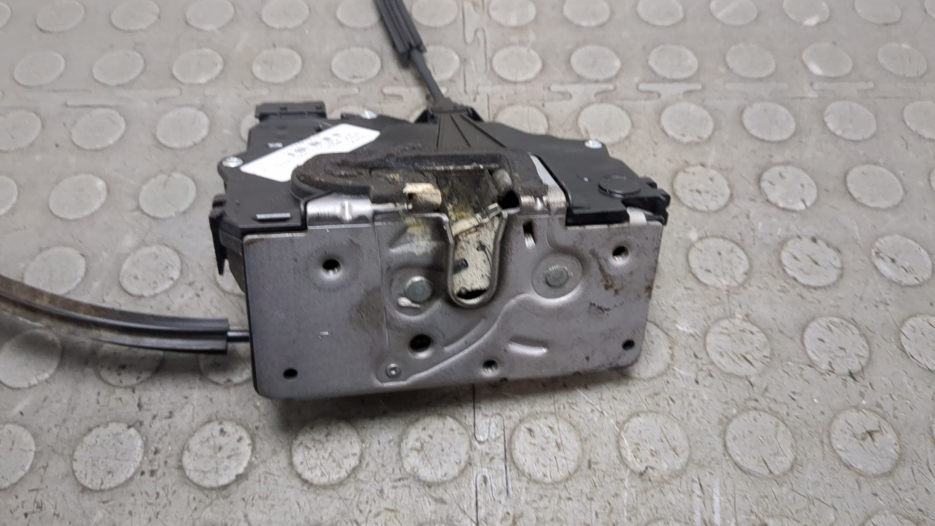 Замок двери передней левой