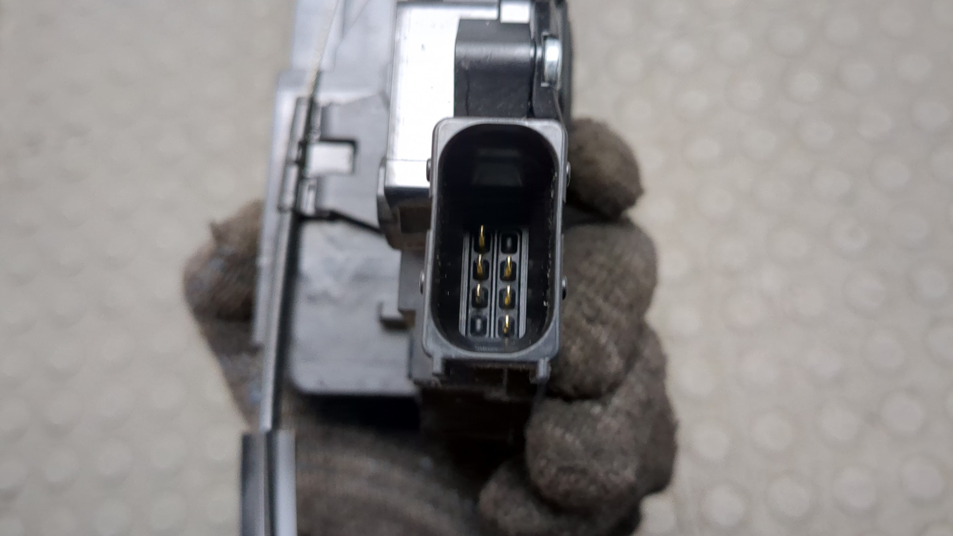 Замок двери передней левой