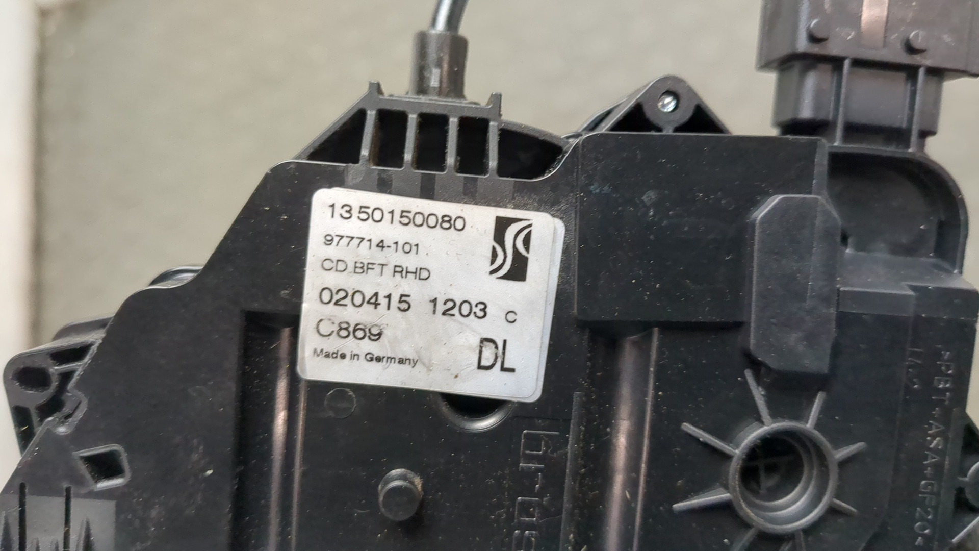 Замок двери передней левой