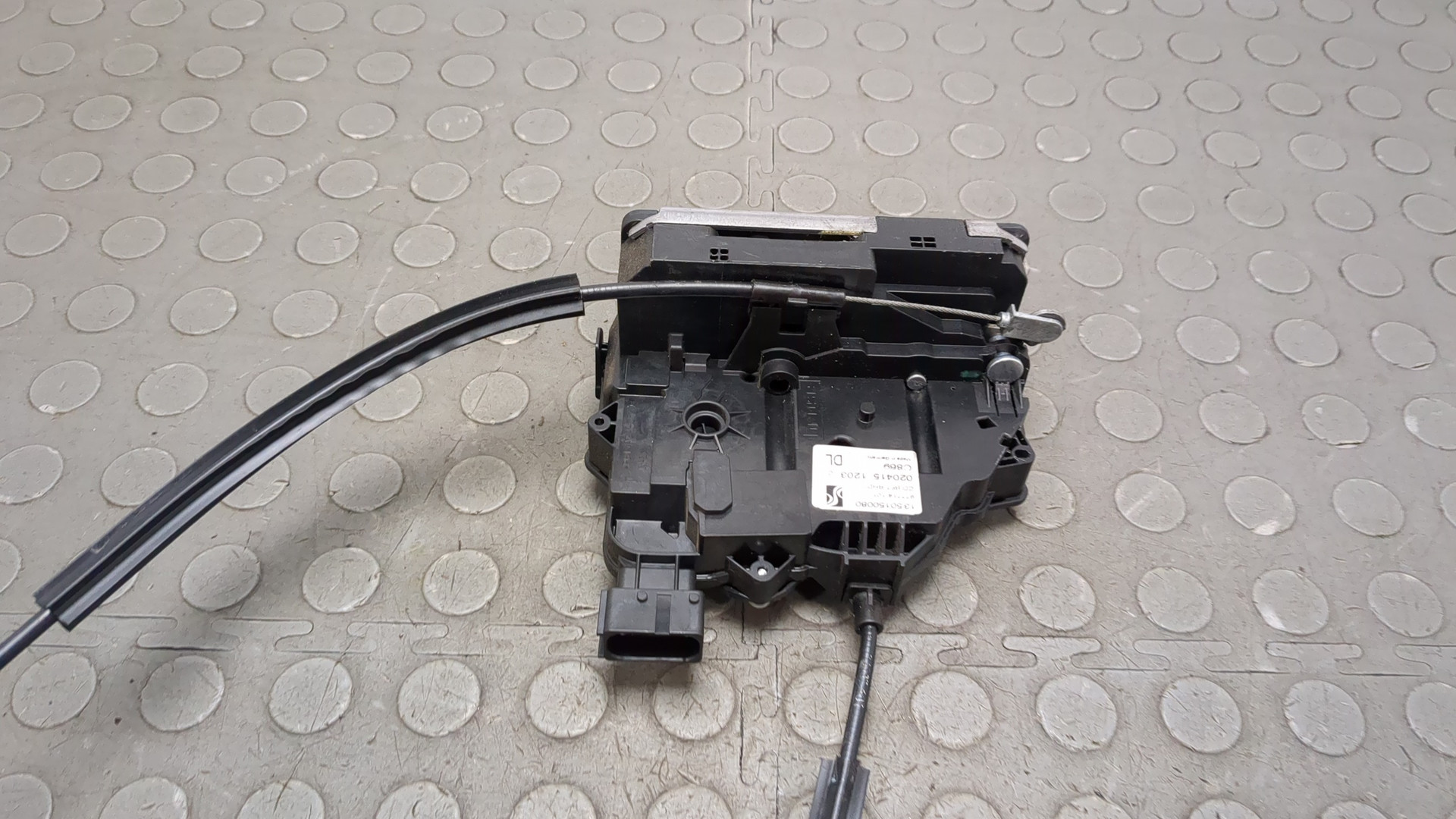 Замок двери передней левой