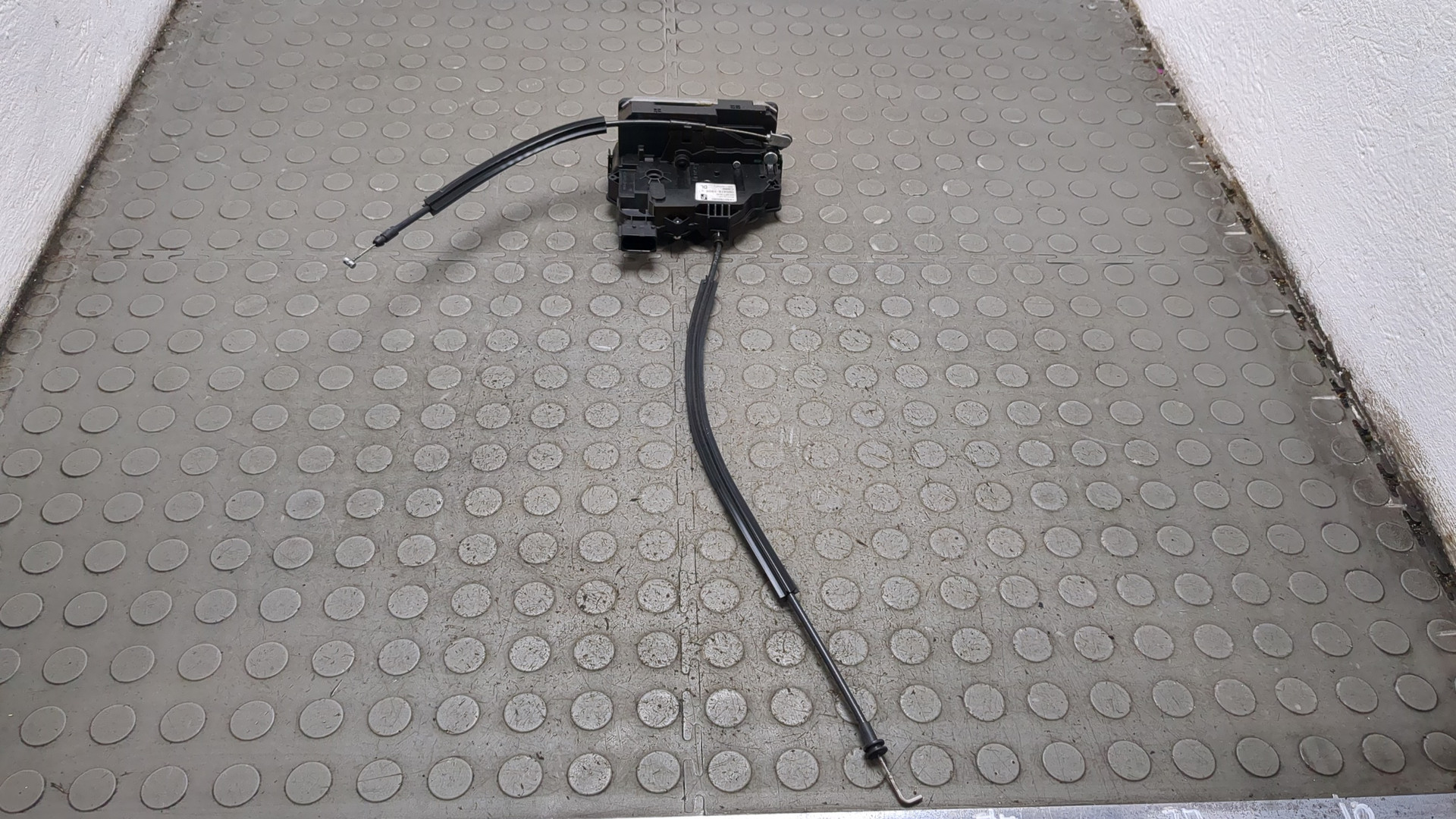 Замок двери передней левой