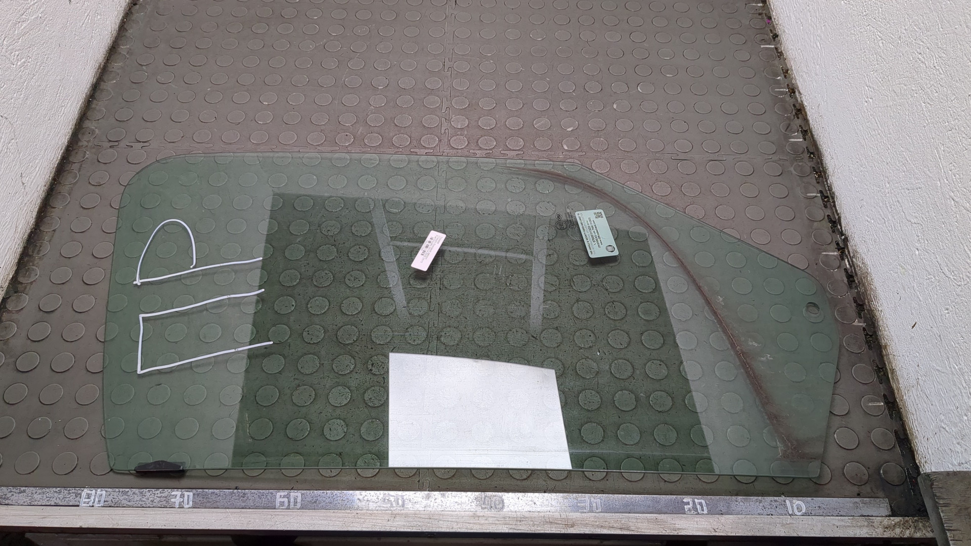 Стекло двери передней левой