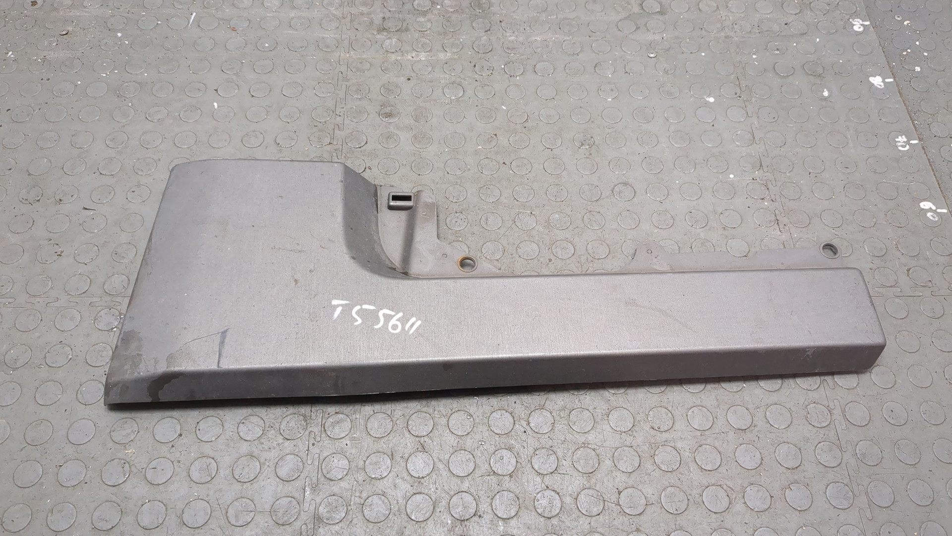 Молдинг переднего бампера левый