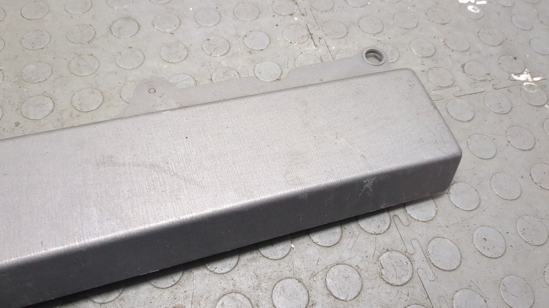 Молдинг переднего бампера левый