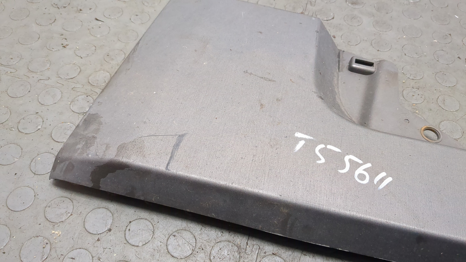 Молдинг переднего бампера левый