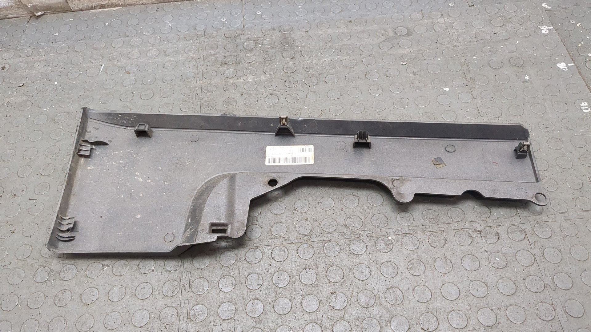 Молдинг переднего бампера левый