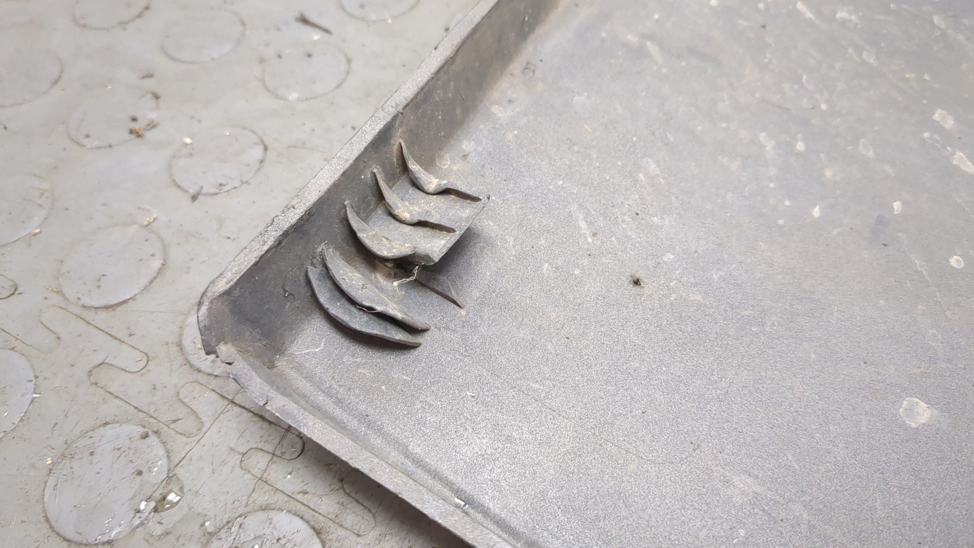 Молдинг переднего бампера левый