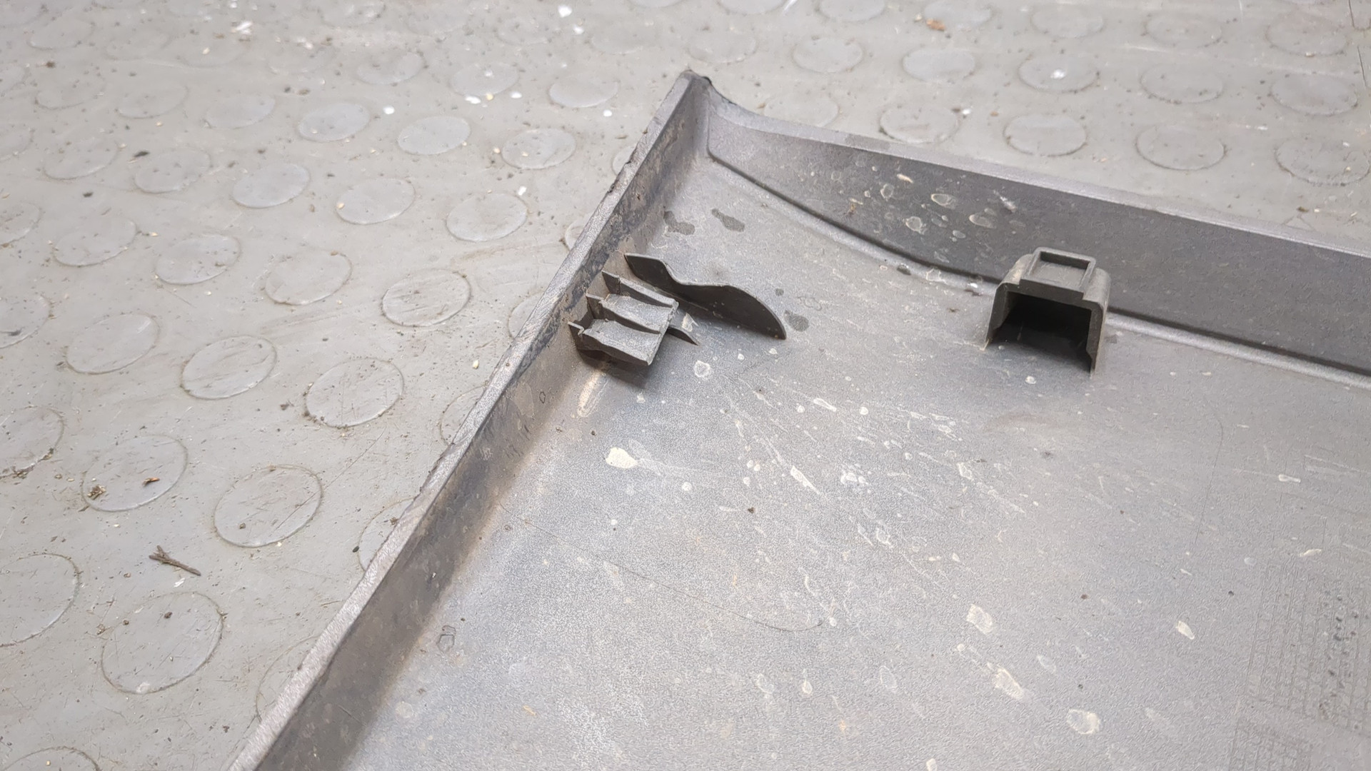 Молдинг переднего бампера левый