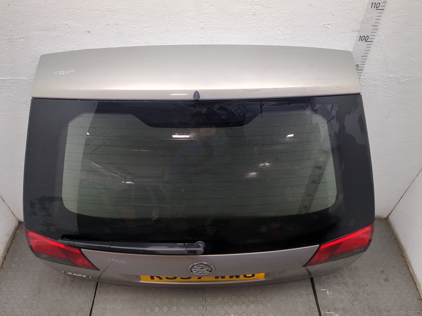 Дверь багажника