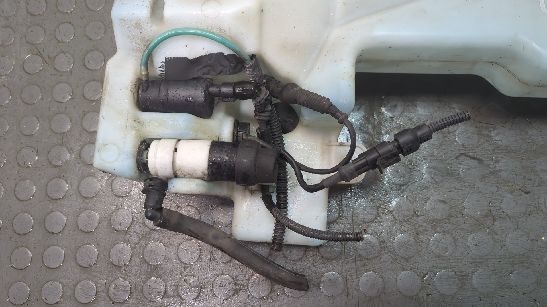 Бачок омывателя лобового стекла