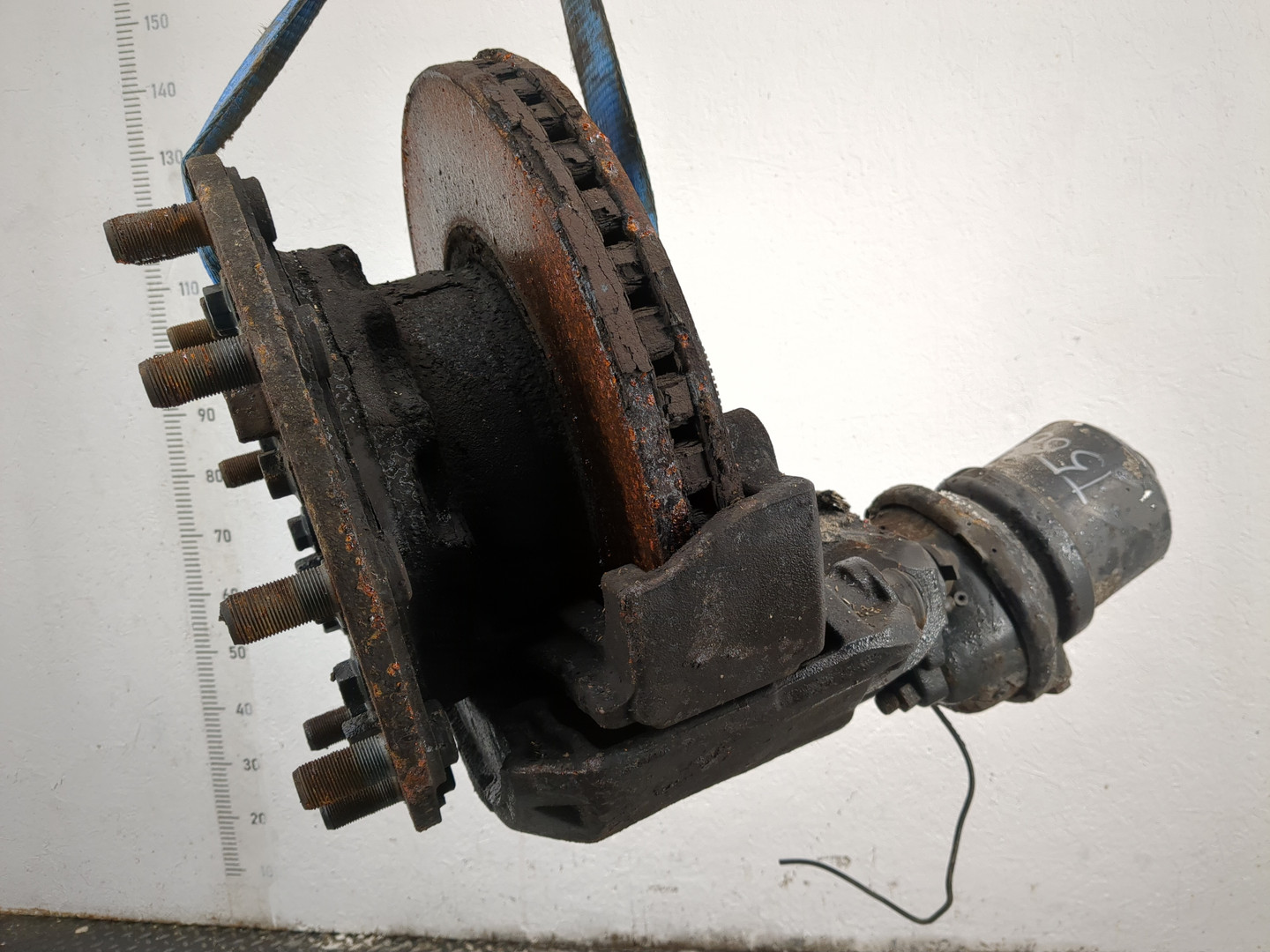 Кулак поворотный передний левый