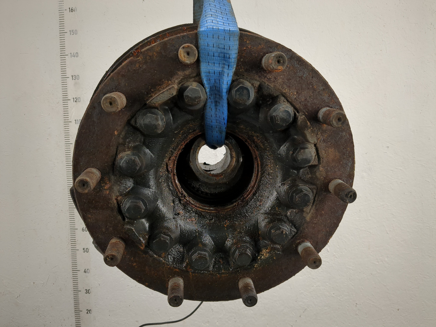 Кулак поворотный передний левый