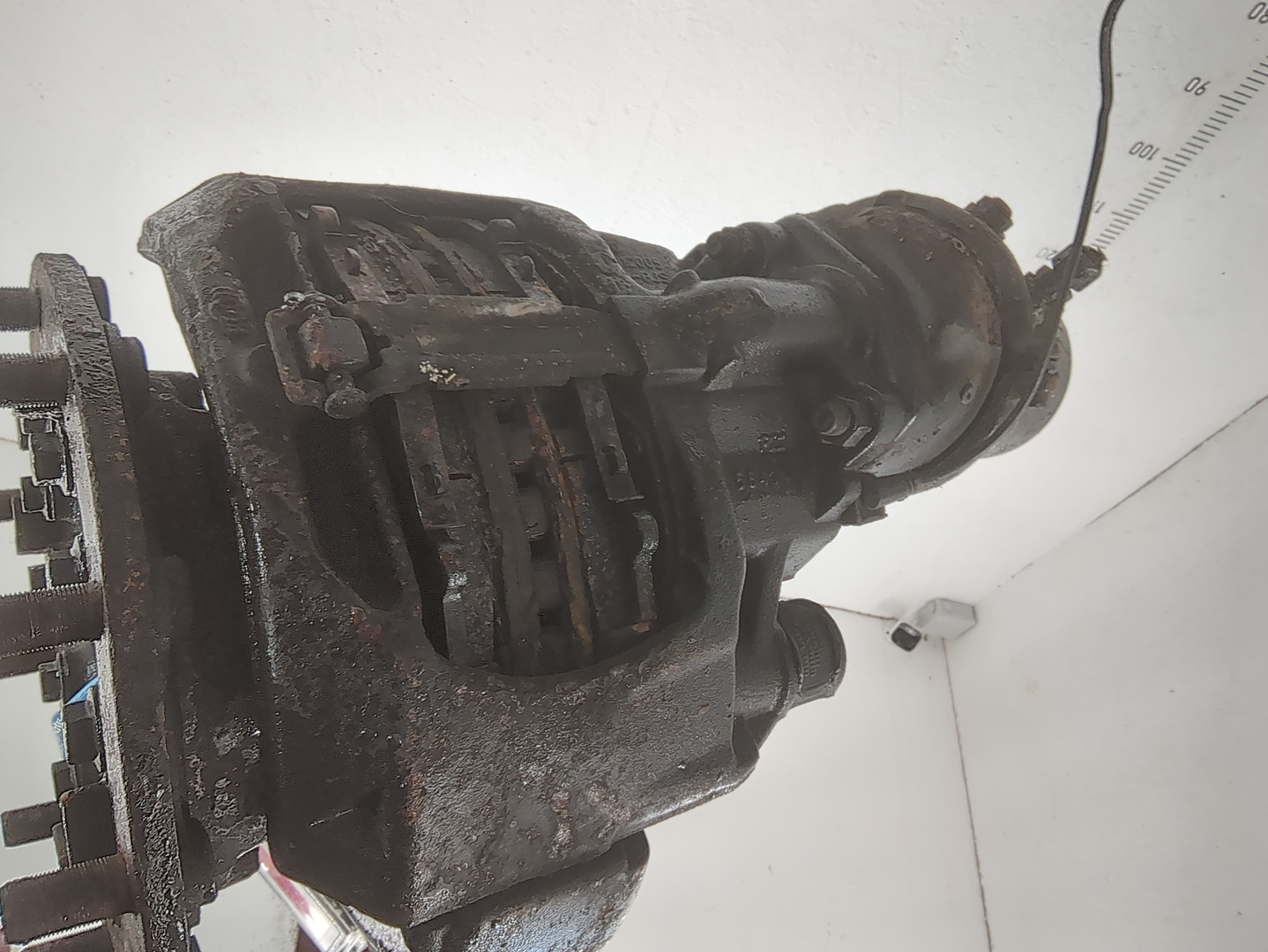 Кулак поворотный передний левый