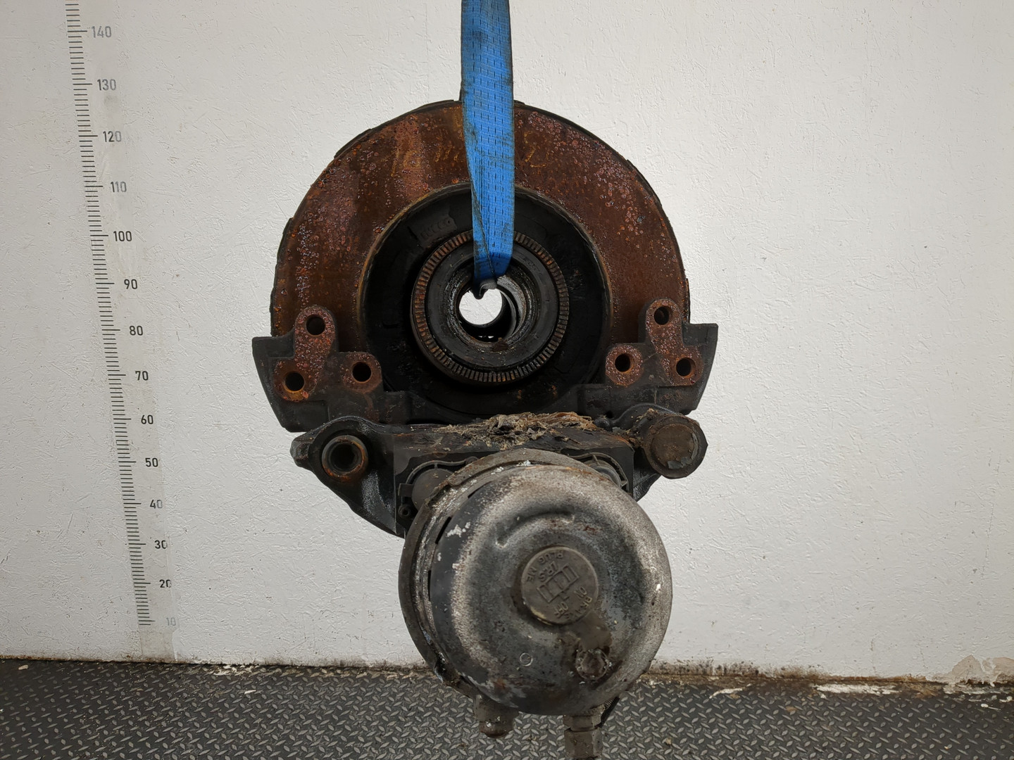 Кулак поворотный передний левый