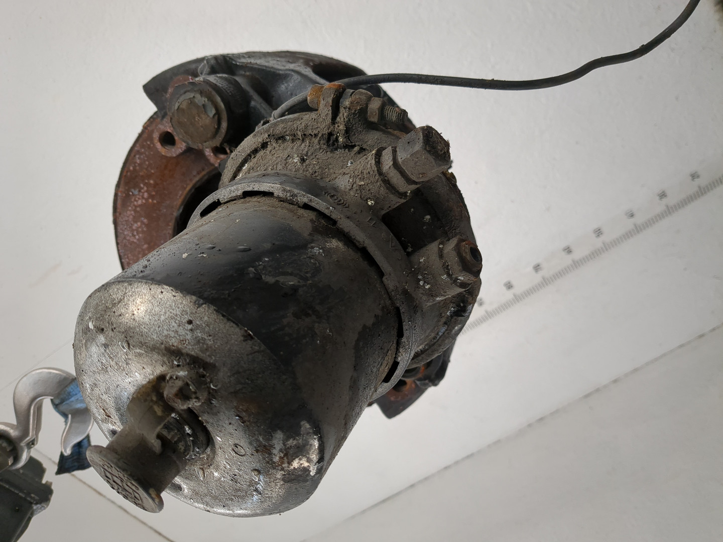 Кулак поворотный передний левый