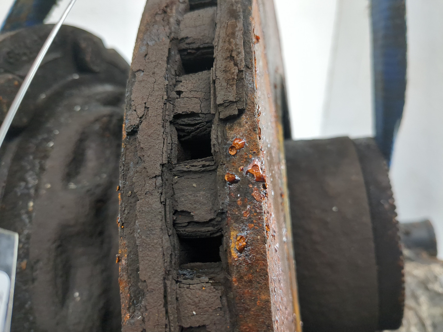 Кулак поворотный передний левый