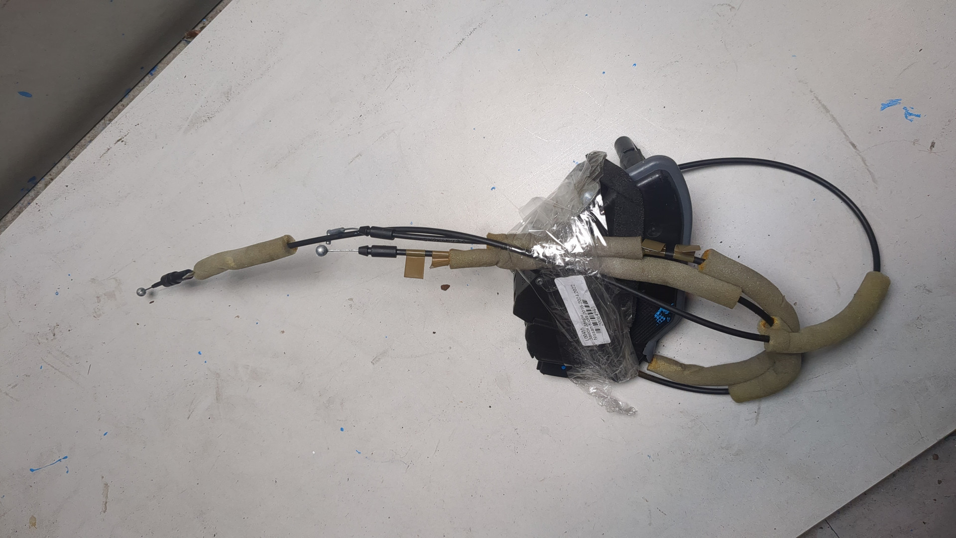 Замок двери передней левой