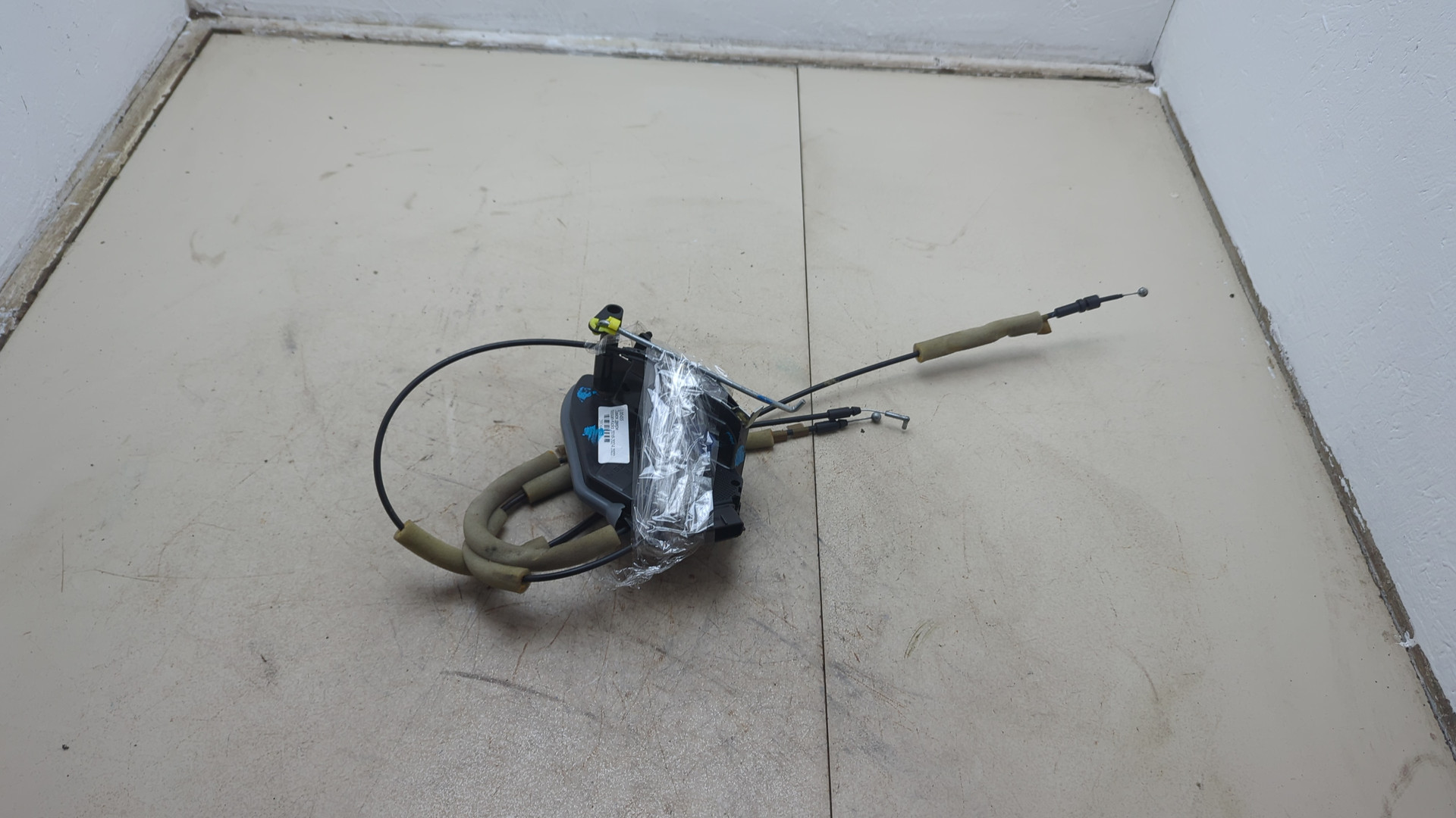 Замок двери передней левой