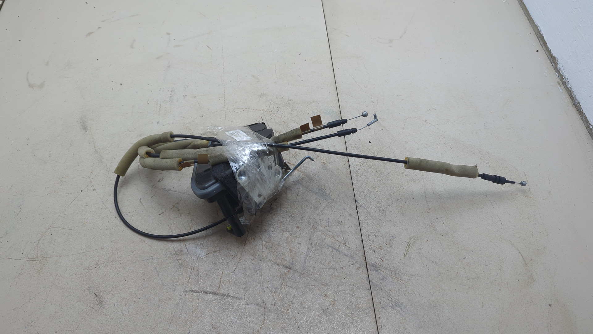 Замок двери передней левой