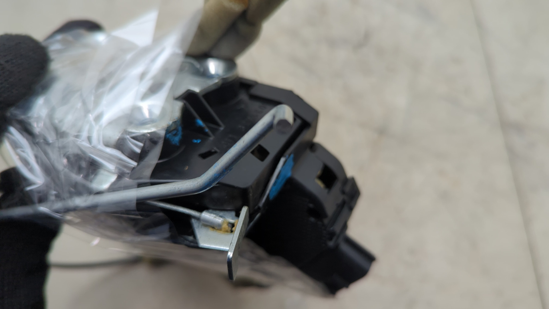 Замок двери передней левой