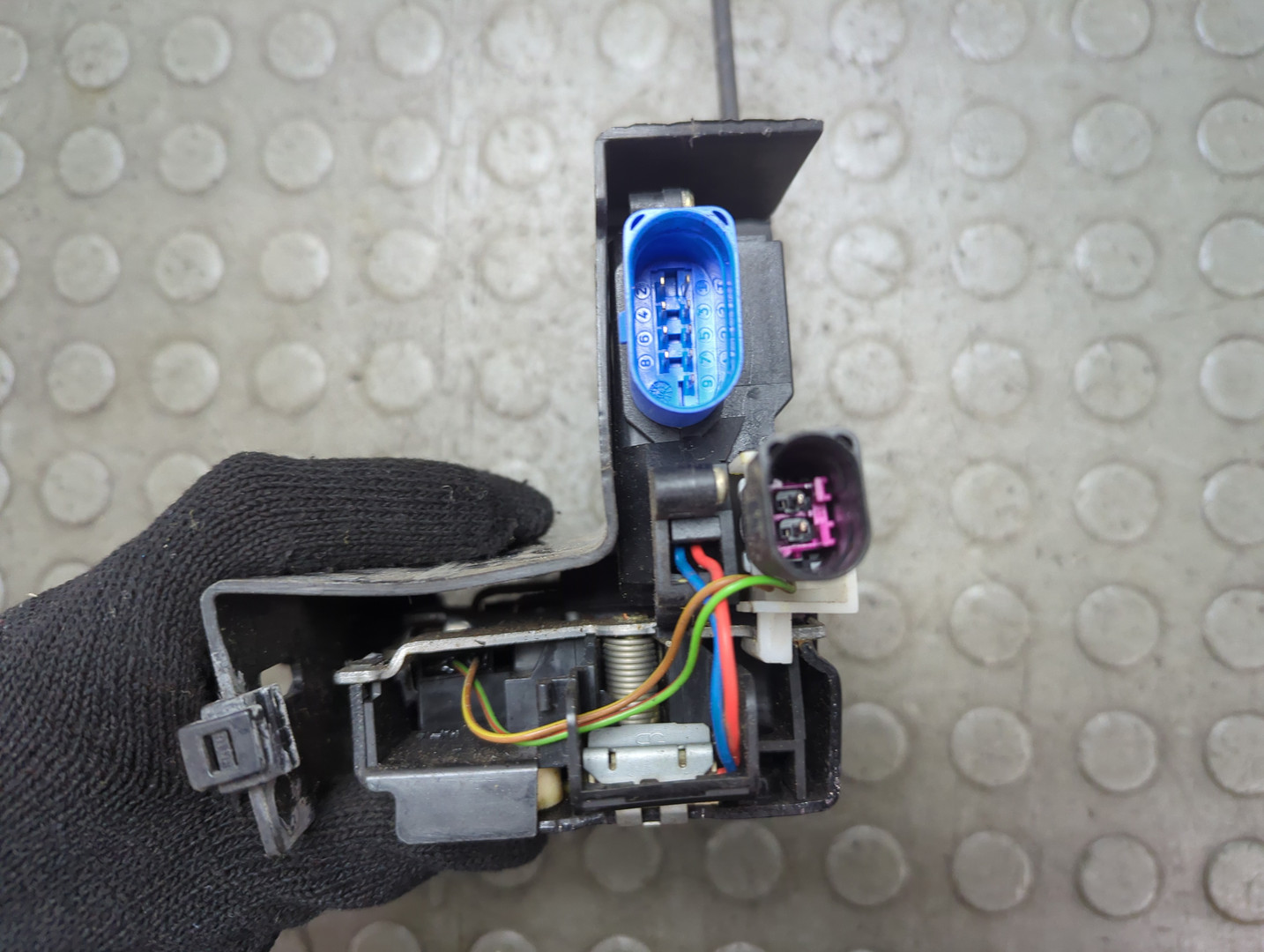 Замок двери передней правой