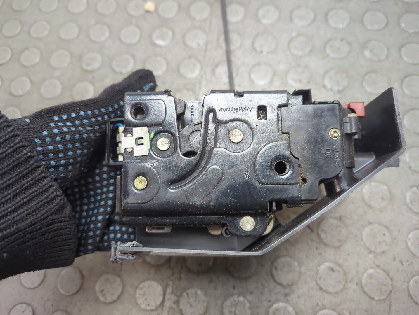 Замок двери передней правой