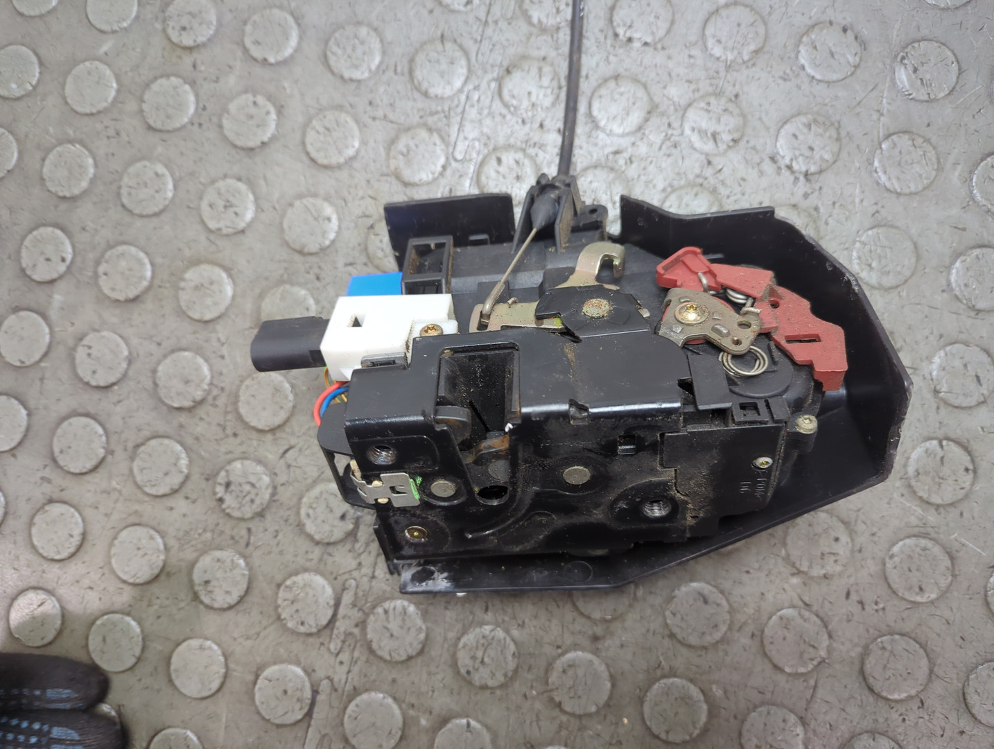 Замок двери передней правой