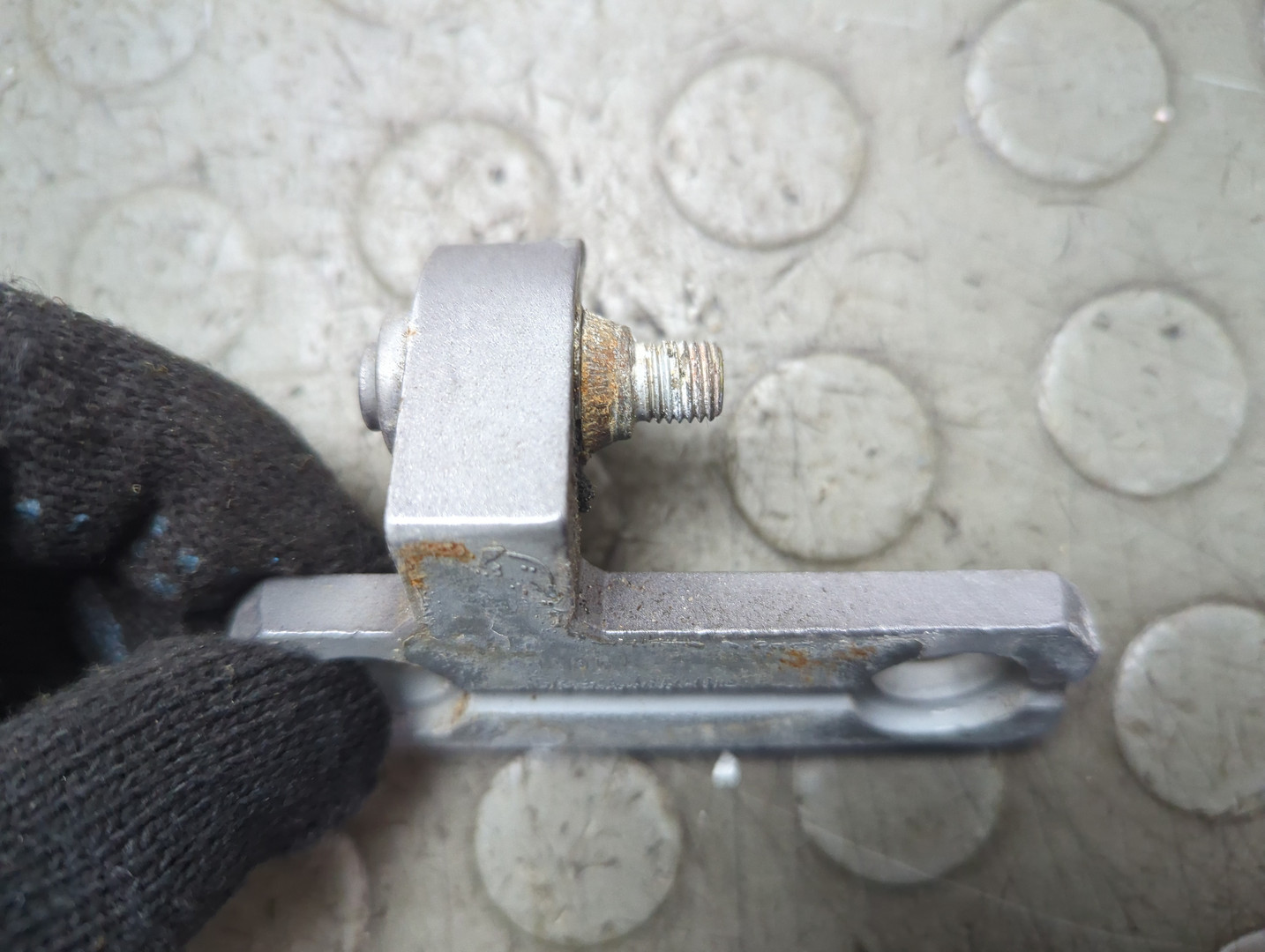 Петля двери