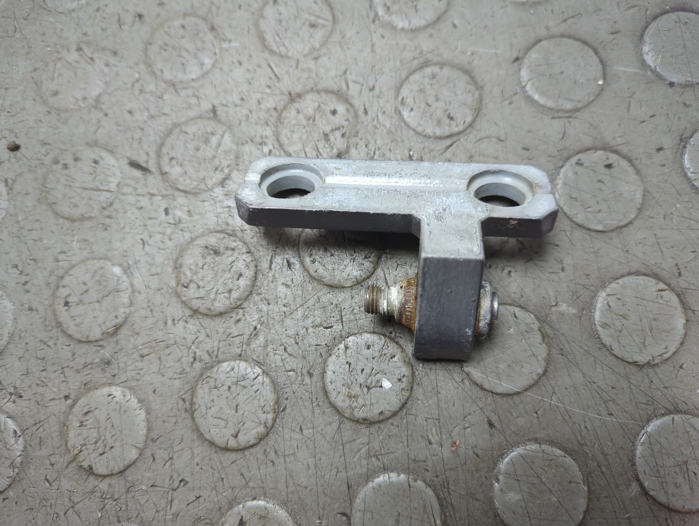 Петля двери