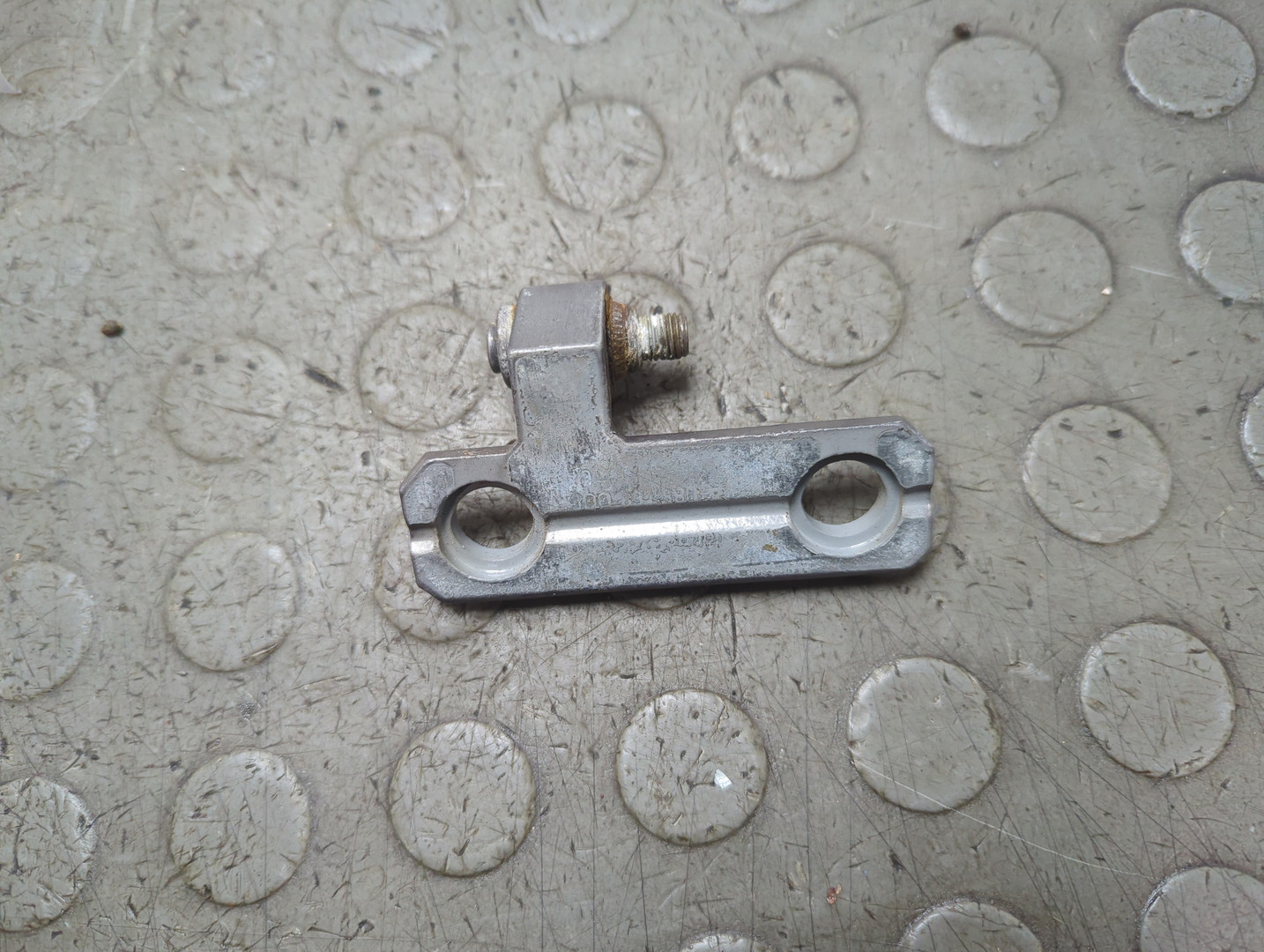 Петля двери