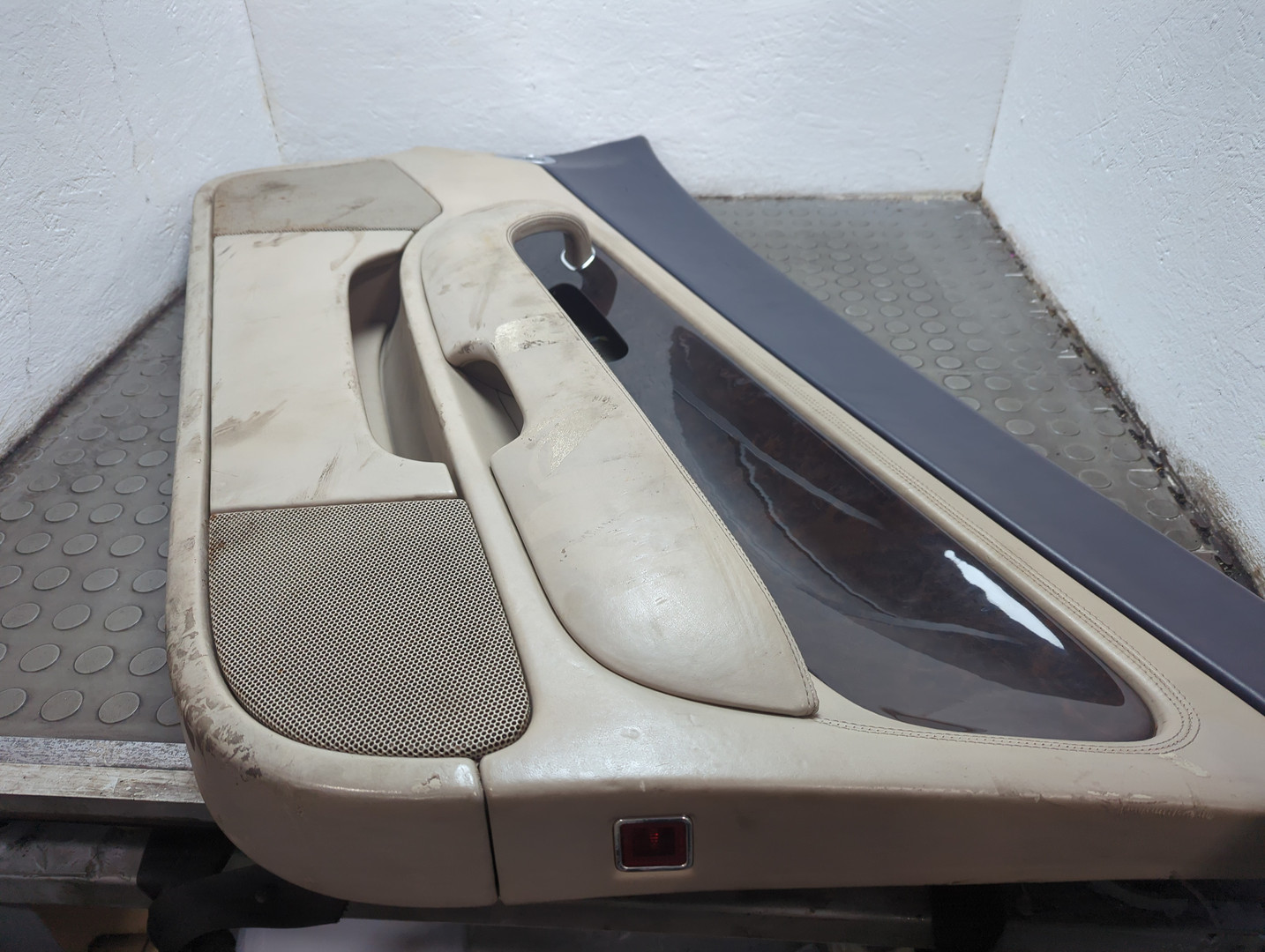 Обшивка двери передней правой