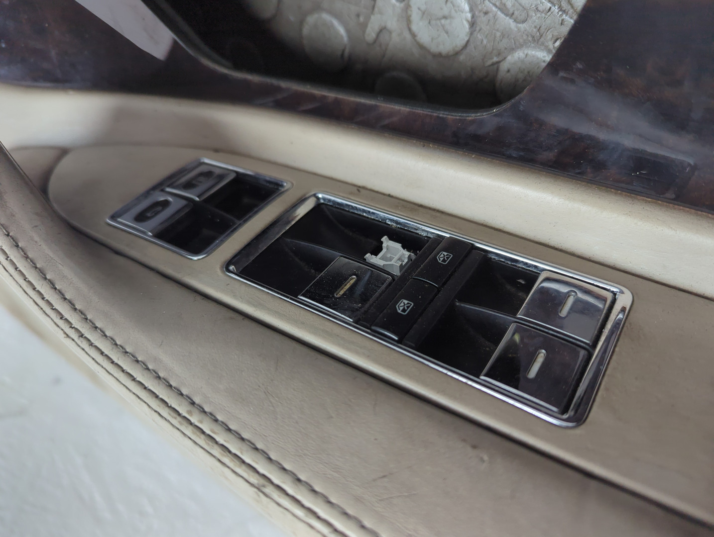 Обшивка двери передней правой