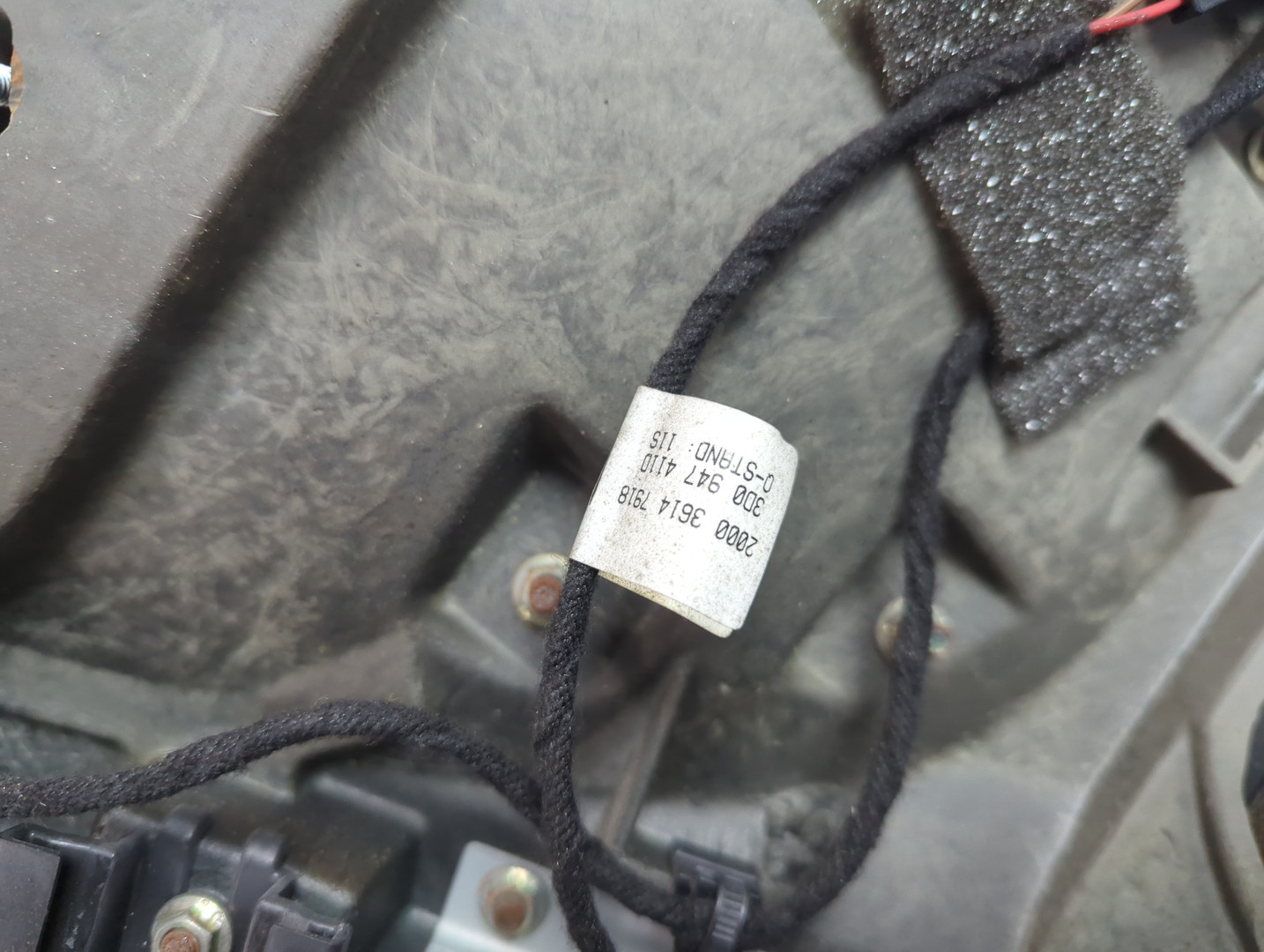 Обшивка двери передней правой