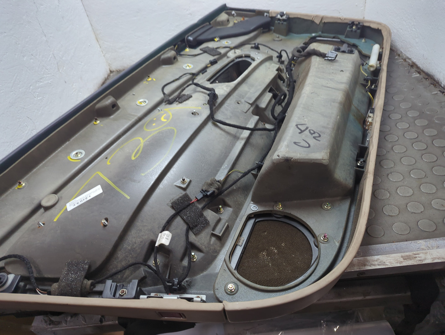 Обшивка двери передней правой