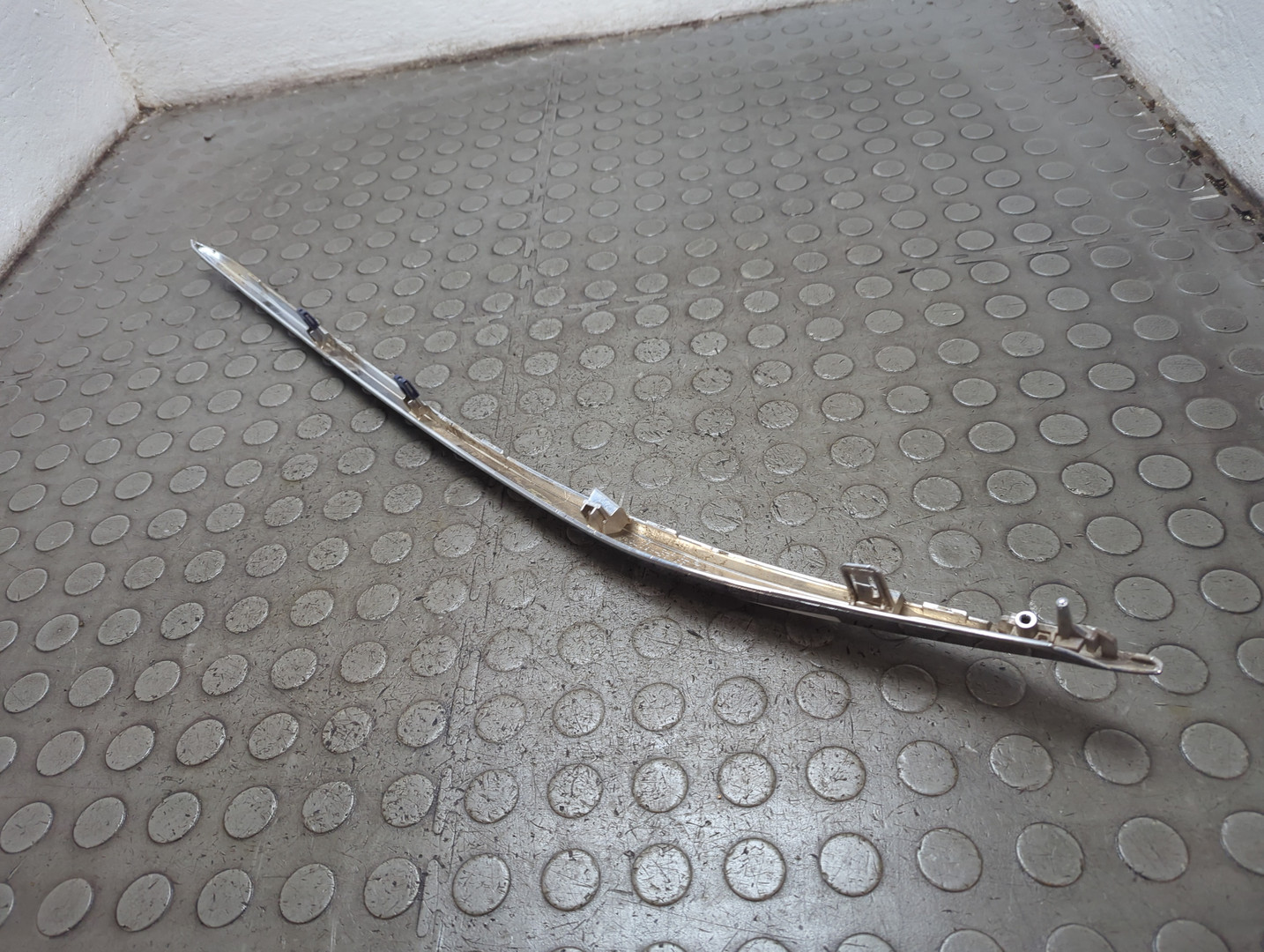 Молдинг переднего бампера правый