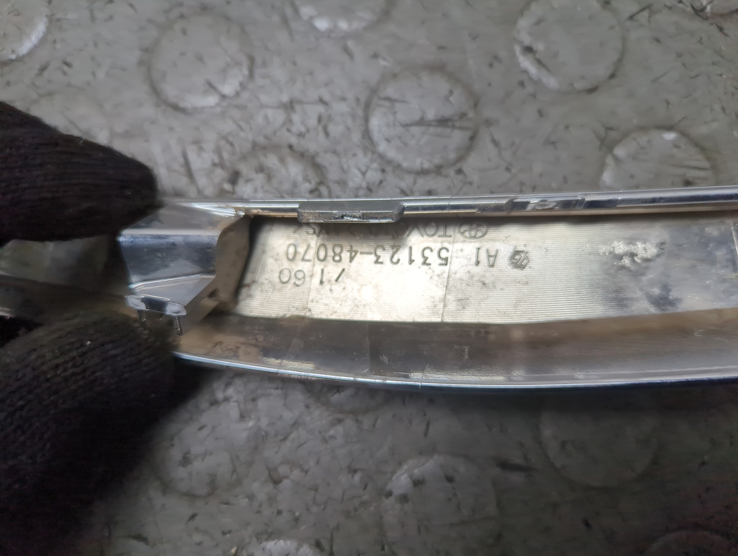 Молдинг переднего бампера правый