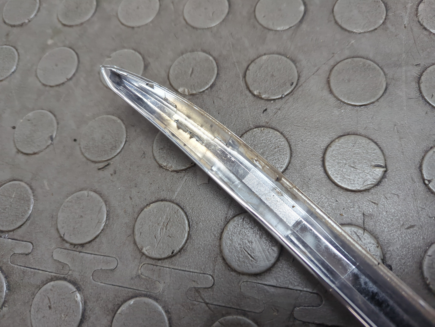 Молдинг переднего бампера правый