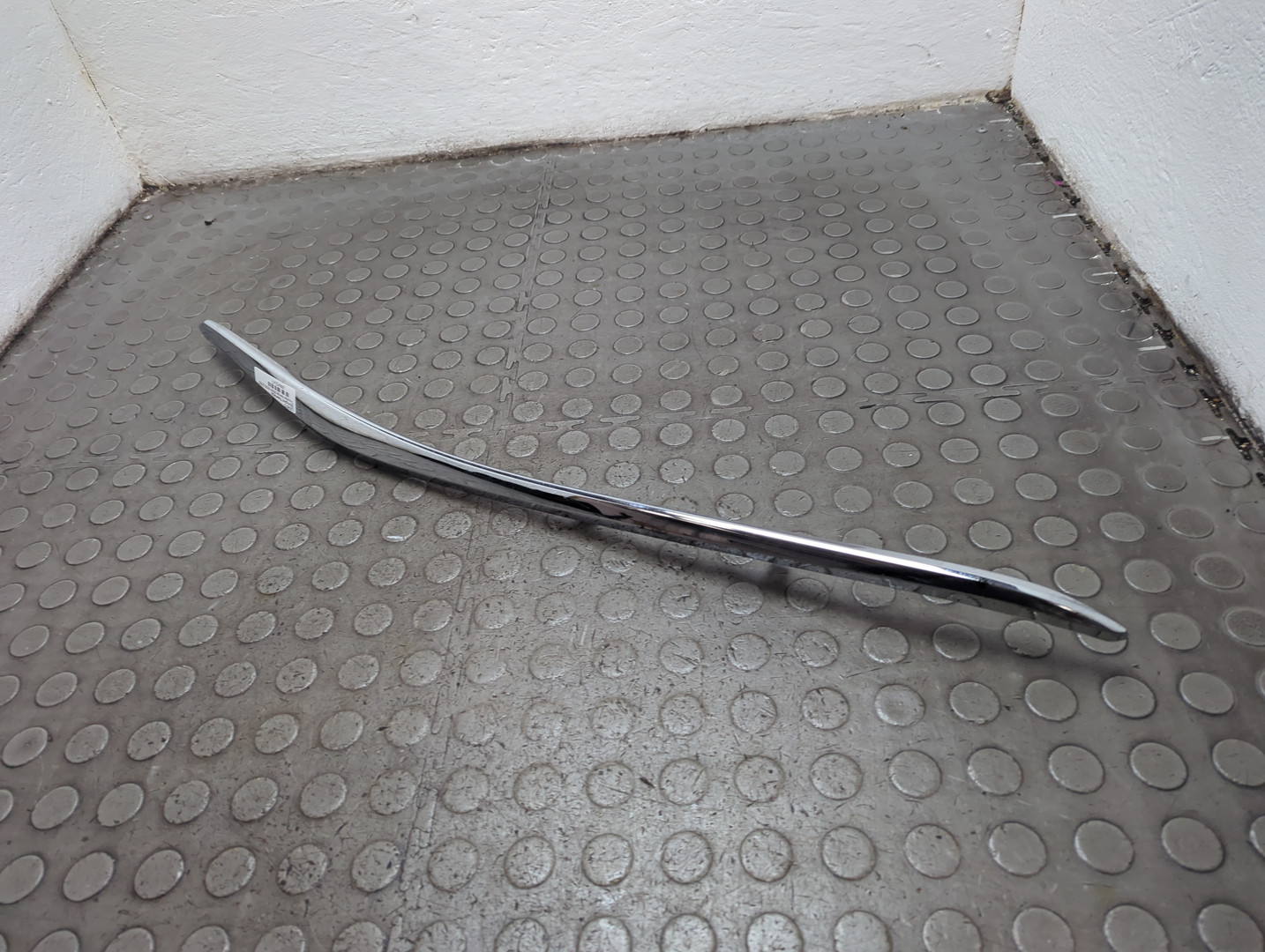 Молдинг переднего бампера правый