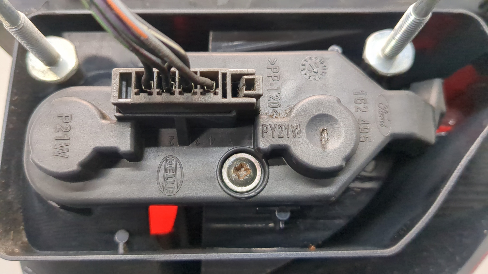 Фонарь задний левый