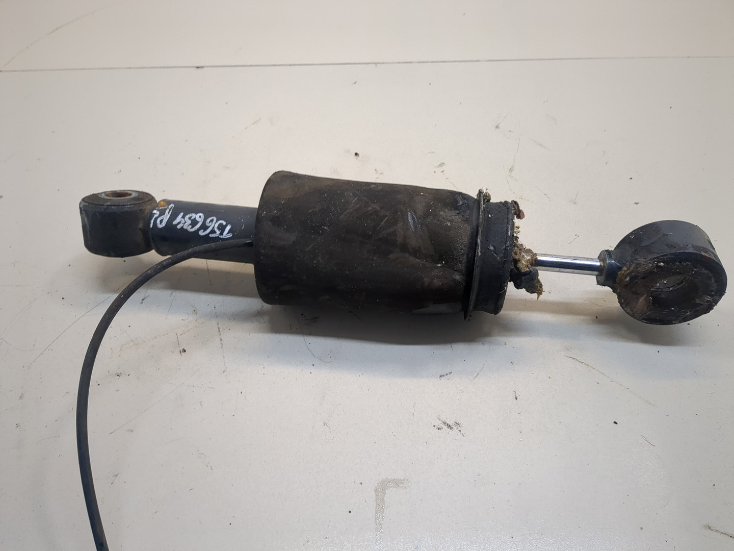 Амортизатор кабины