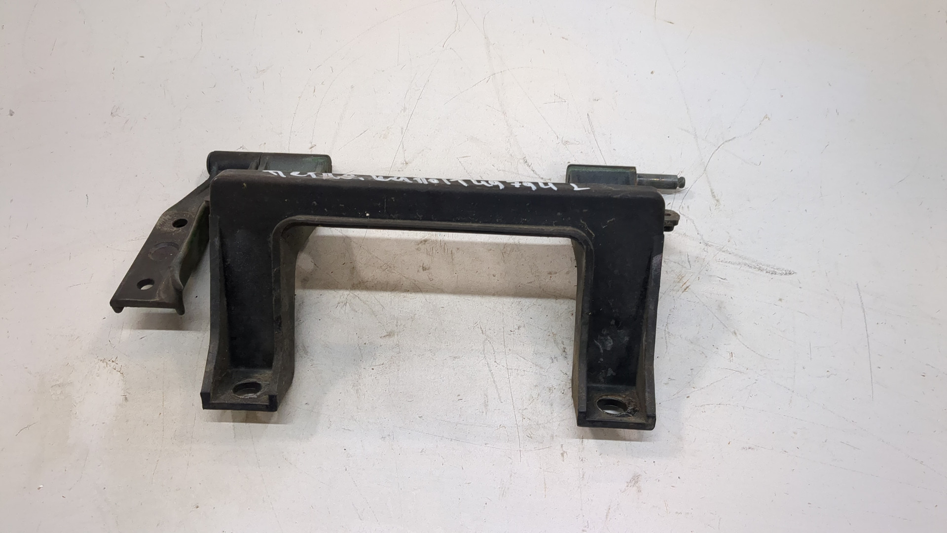 Петля капота левая