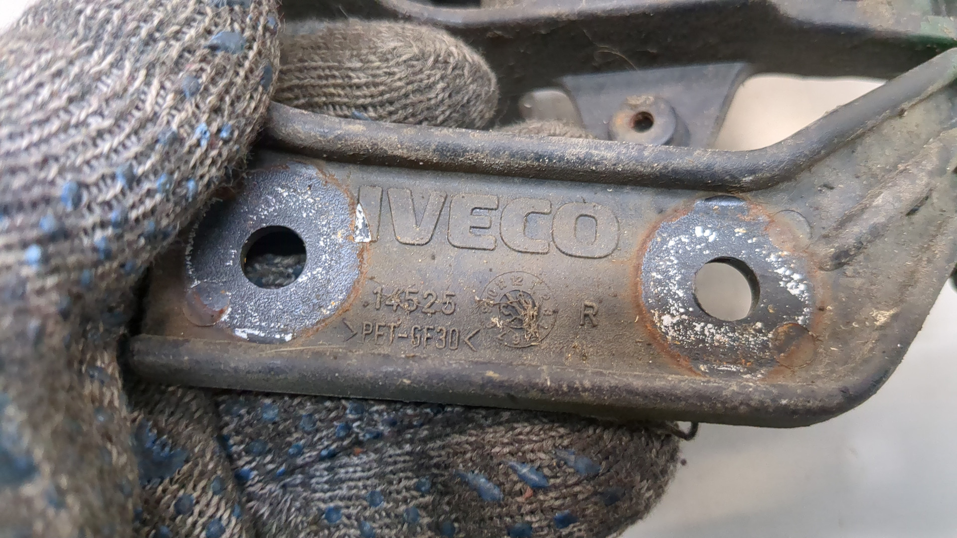 Петля капота левая