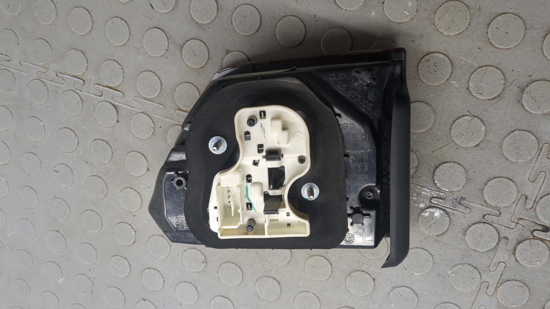 Фонарь задний внутренний левый