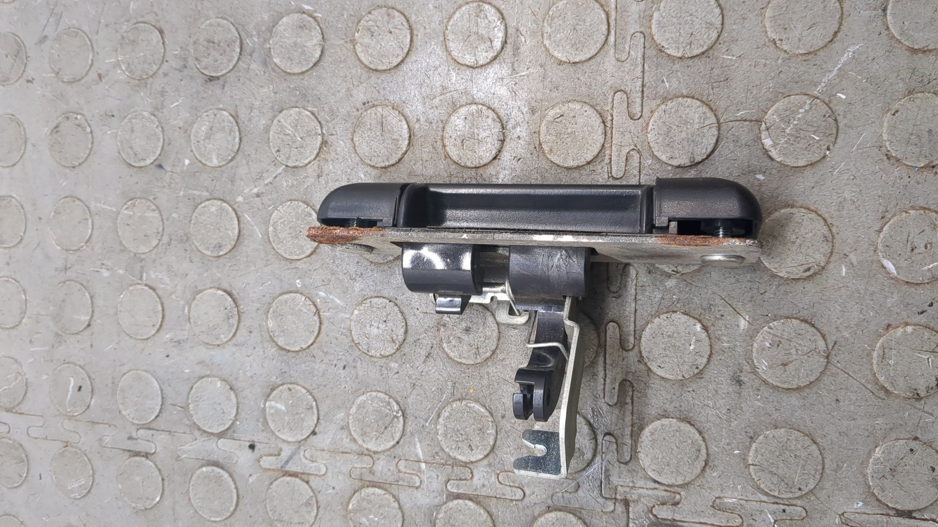 Ручка двери багажника наружная